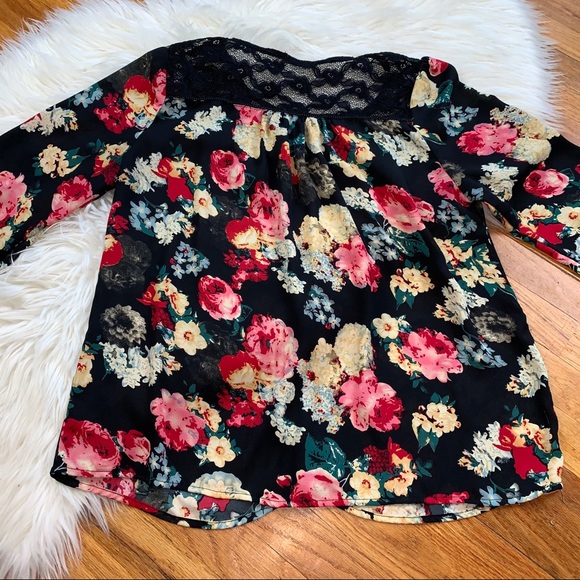 Skies Are Blue Silky Lace Floral Flowing Blouse - Picture 10 of 11